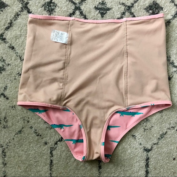 ❌🚫SOLD🚫❌  🐊 Alligators: Front Ruffled Bottoms. - Picture 3 of 3